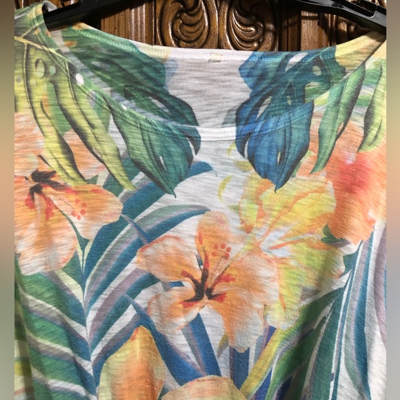 🌺Tropical 🌴 Woman’s Shirt.🌺🦜 - Picture 3 of 11